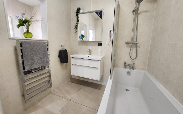 Explore our modern small bathroom showroom set featuring sleek design and functional fixtures.